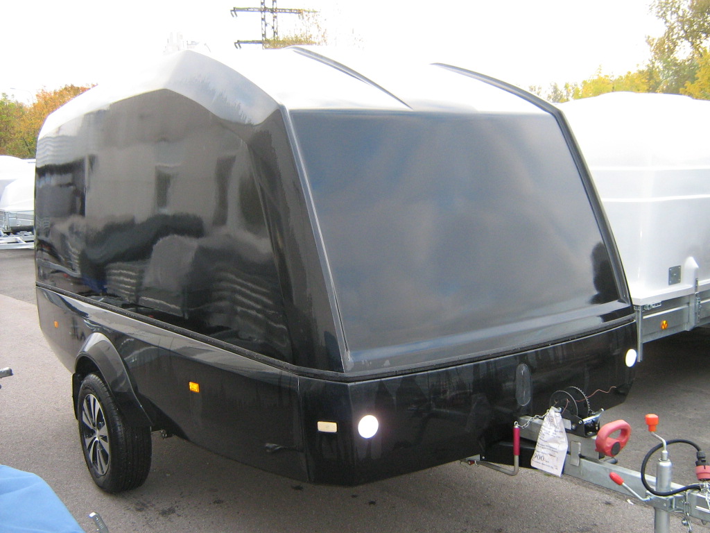 Прицеп бортовой с пластиковой крышкой для перевозки техники бело-черный на рессорной подвеске